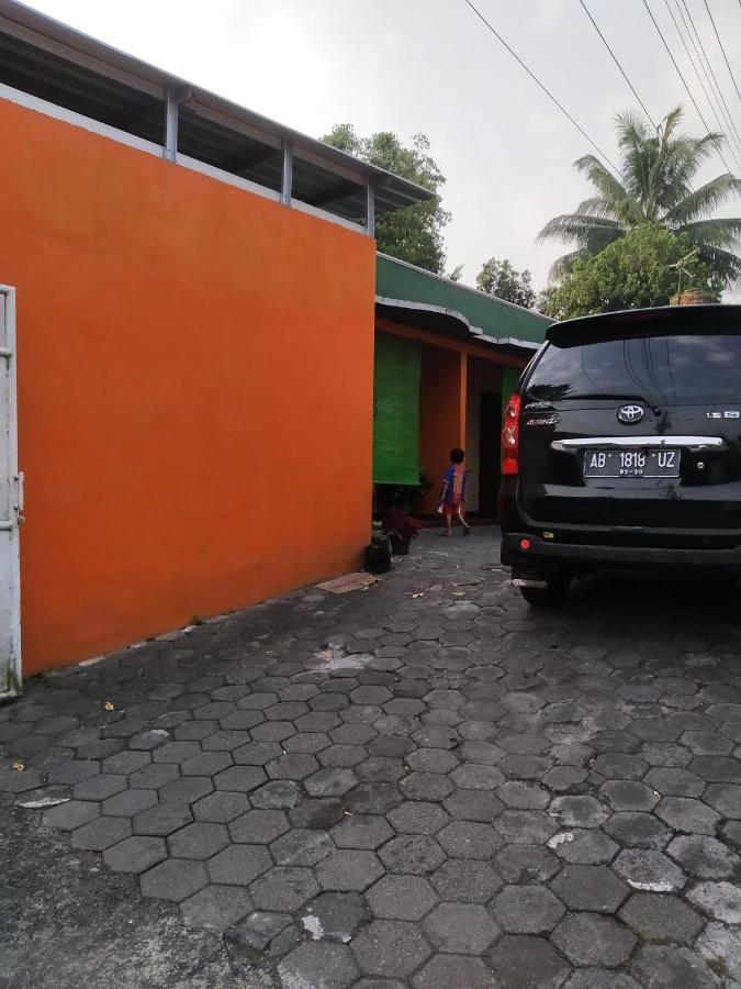 Primadona Homestay Sleman  Buitenkant foto